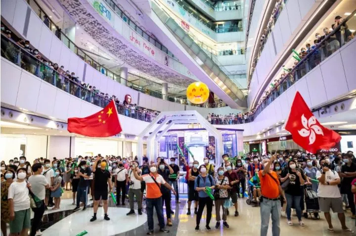 Espectadores vaiaram o hino chinês enquanto assistiam aos Jogos Olímpicos de Tóquio em um shopping