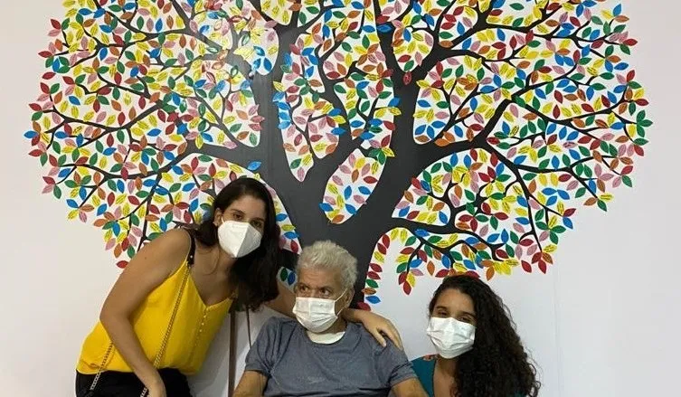 Imagem ilustrativa da imagem IDOSO RECEBE ALTO APÓS TRÊS MESES INTERNADO