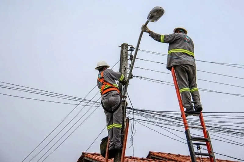 Imagem ilustrativa da imagem ILUMINAÇÃO: PREFEITURA DIZ QUE TERÁ DE MANTER CONTRATO SUPERFATURAMENTO