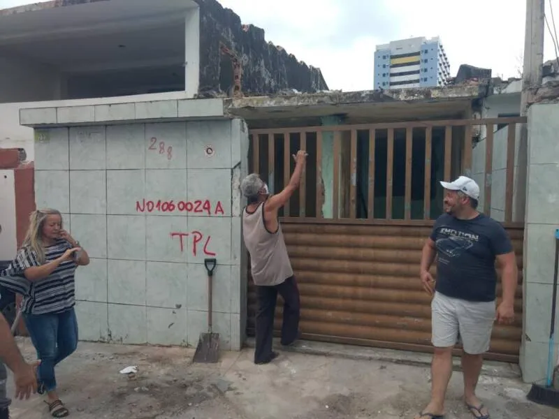 Moradores iniciam reforma de imóvel interditado para voltar a morar no local