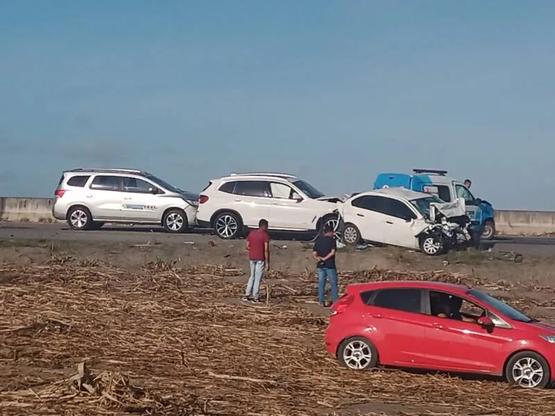 Imagem ilustrativa da imagem INCÊNDIO NA AL-101 SUL OBSTRUI VISIBILIDADE E CAUSA ENGAVETAMENTO