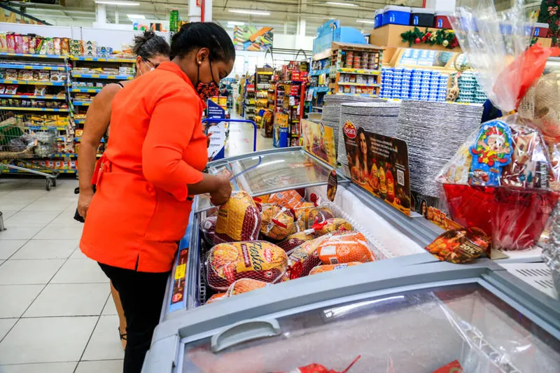 O frango inteiro é o item da ceia de Natal que mais subiu, aponta levantamento da FGV

