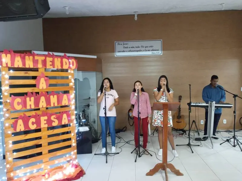 Grupo Mocidade Shemá, da IB Ágape, durante momento de louvor no Culto de Jovens, sábado (17) e domingo (18)