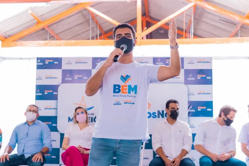 Novo prédio entregue pelo prefeito JHC à população vai atender 400 estudantes da região de Fernão Velho