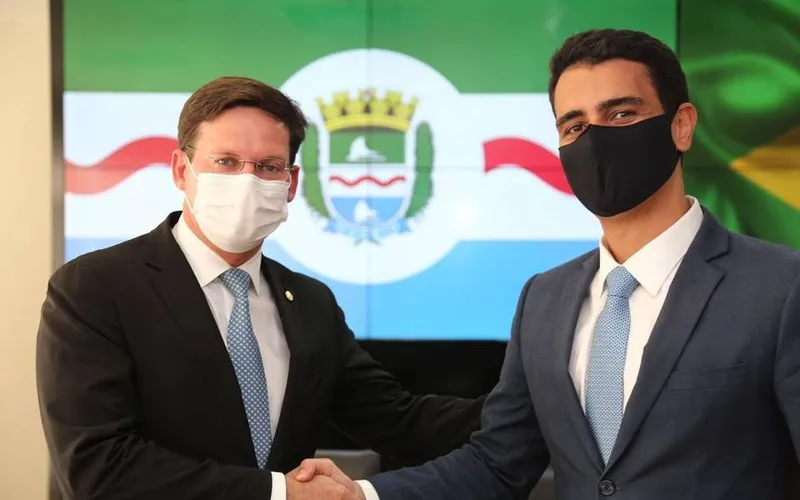 Prefeito de Maceió, JHC, com o ministro da Cidadania, João Roma, em Brasília