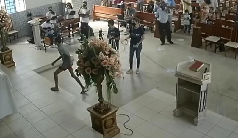 Imagem ilustrativa da imagem JOVEM INVADE IGREJA E QUEBRA IMAGEM