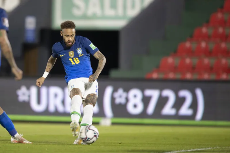 Atacante Neymar desembarcou no hotel em Guarulhos, para se juntar aos demais companheiros de Seleção