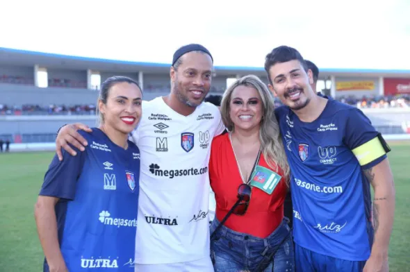 Ladeada por Marta, Ronaldinho Gaúcho e Carlinhos Maia, Carla Marques é a idealizadora do Jogo da Alegria