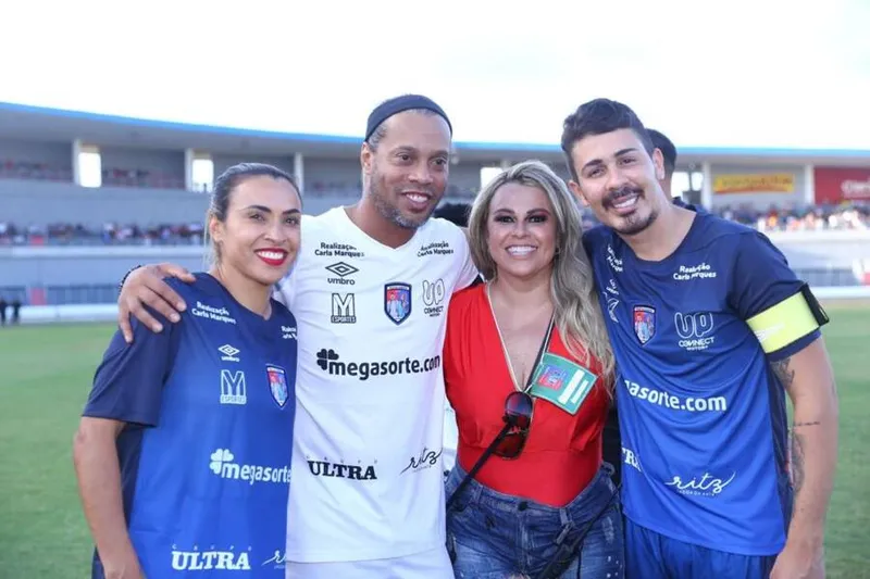 Carla Marques, de vermelho, idealizadora e organizadora do Jogo da Alegria, ao lado de Marta, Ronaldinho e Maia