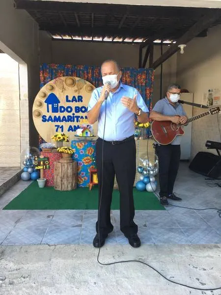 Presidente Valberon Araújo ora pedindo a Deus proteção para as idosas do Lar Bom Samaritano