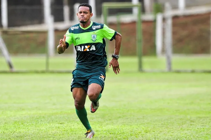 Lateral esquerdo Ernandes, na época em que defendia as cores do América-MG, agora vai defender as cores do CSA