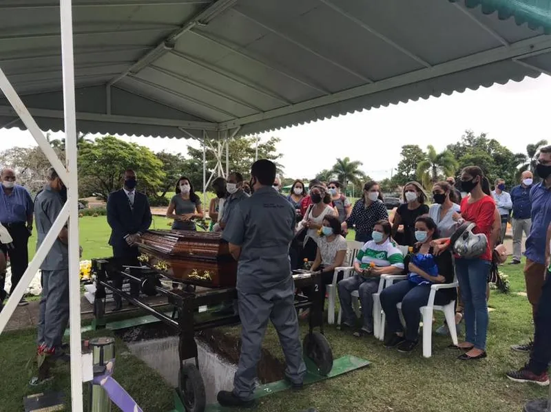 Sepultamento de Lauthenay Perdigão ocorreu no Parque das Flores, no Tabuleiro, em Maceió, nessa quarta (18)