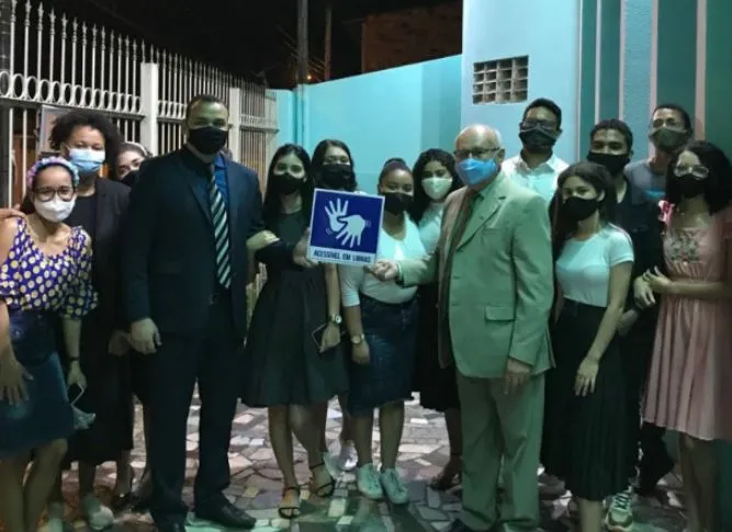 Igreja que tem a direção do pastor Joás Clementino realizou a aposição da placa de Acessibilidade em Libras