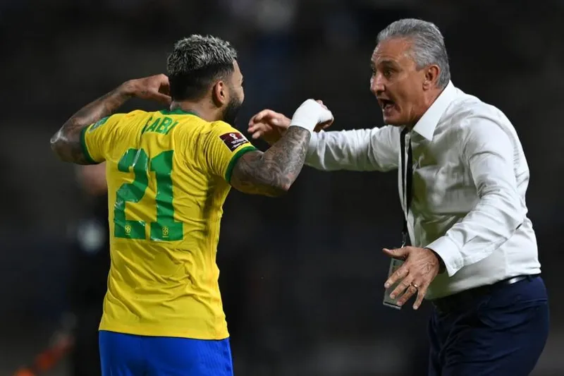 Gabigol marcou o segundo gol da Seleção, na virada no placar contra a Venezuela, e comemora com Tite