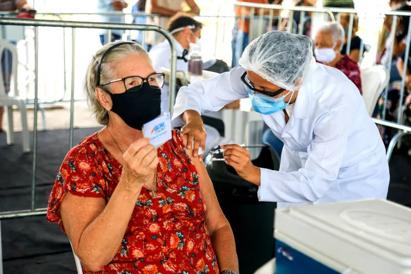Maceió, 01 de março de 2021
Idosos sendo vacinados acompanhado dos familiares no papódromo localizado na Av. Sen. Rui Palmeira, Vergel do Lago, em Maceió. Alagoas - Brasil.
Foto:@Ailton Cruz
