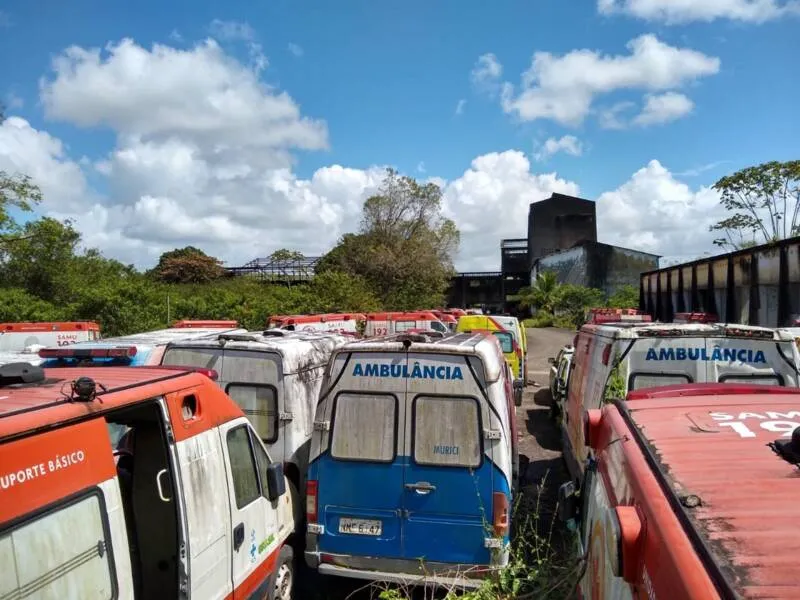 Imagem ilustrativa da imagem MAIS DE 100 VEÍCULOS DO SAMU APODRECEM EM ‘CEMITÉRIOS’ DA SESAU