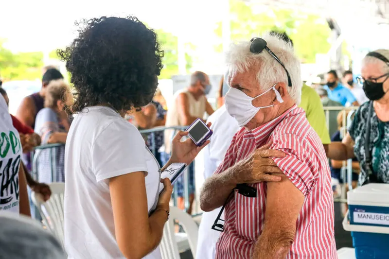 Maceió, 01 de março de 2021
Idosos sendo vacinados acompanhado dos familiares no papódromo localizado na Av. Sen. Rui Palmeira, Vergel do Lago, em Maceió. Alagoas - Brasil.
Foto:@Ailton Cruz