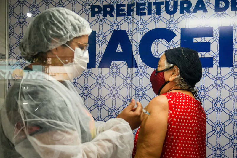 Em Maceió, até o dia 13 de outubro, foram aplicadas perto 2 milhões de doses contra a Covid-19, segundo vacinômetro