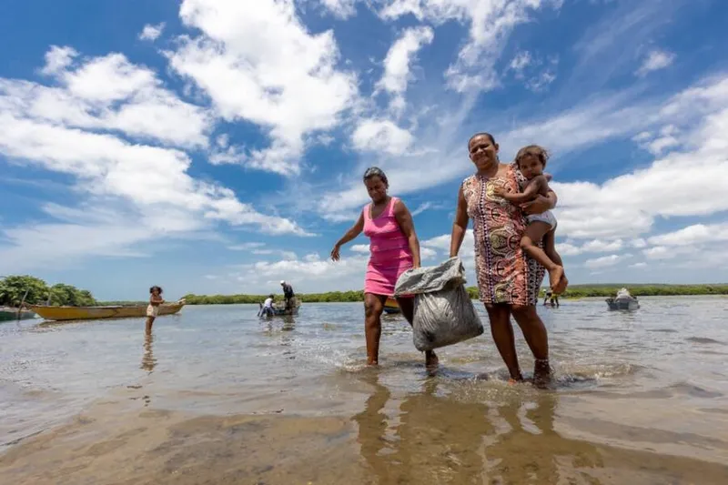 Imagem ilustrativa da imagem MARISQUEIRAS E PESCADORES CELEBRAM CONQUISTA DA MORADIA