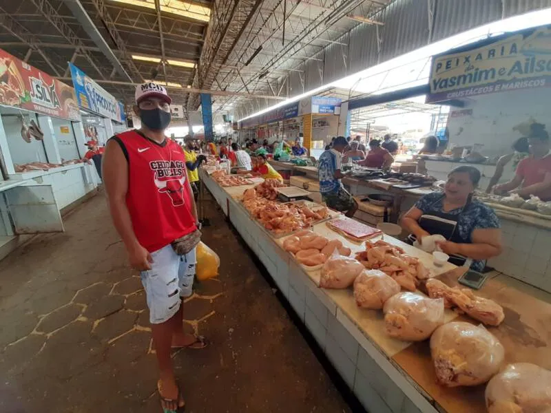 Para economizar, Joel da Silva Santos foi ao mercado comprar frango