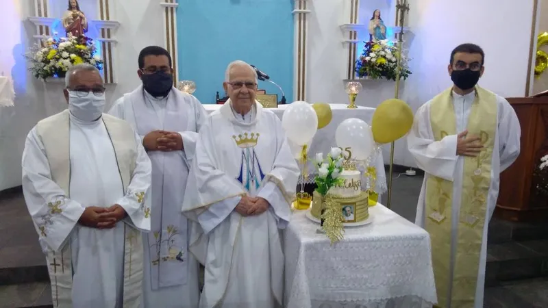 Monsenhor Celso Alípio (3º à direita) quando celebrou 65 anos de ordenação sacerdotal