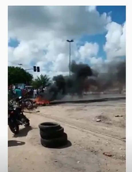 Imagem ilustrativa da imagem MORADORES DA PARTE ALTA BLOQUEIAM VIA EM PROTESTO CONTRA FALTA DE ÁGUA