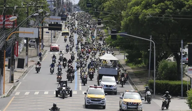 Milhares de motociclistas cruzaram a Avenida Fernandes Lima em apoio ao presidente Jair Bolsonaro, no domingo