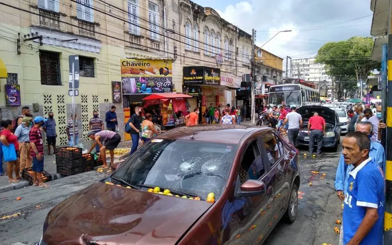 Imagem ilustrativa da imagem MOTORISTA É AGREDIDO APÓS CONFUSÃO COM FEIRANTES