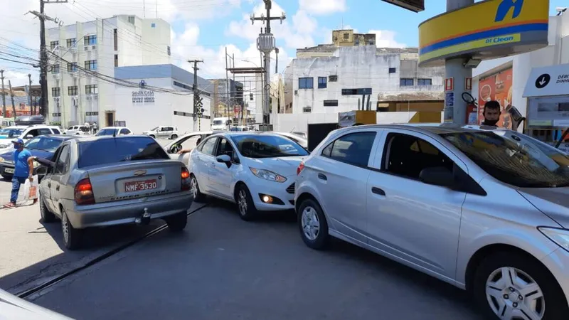 Imagem ilustrativa da imagem MOTORISTAS ENCHEM TANQUE PARA TENTAR DRIBLAR ALTA DA GASOLINA