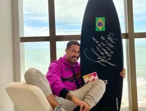 Campeão Olímpico Ítalo Ferreira presenteou Carlinhos Maia (foto) com a prancha com a qual conquistou o ouro