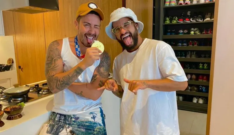 Medalha de ouro, surfista Ítalo Ferreira (dir) veio a Maceió para encontrar com o humorista Carlinhos Maia