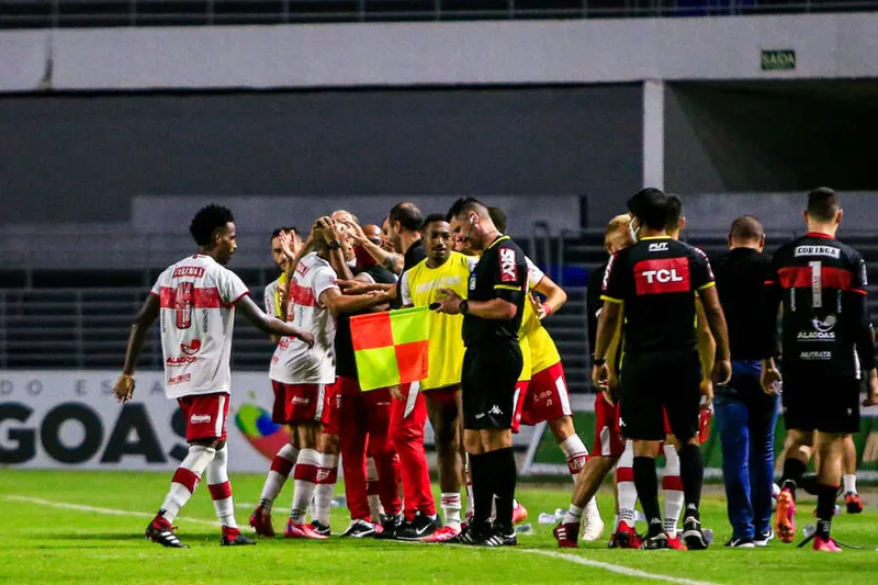 Maceió, 15 de outubro de 2021
Lance do jogo entre CRB e CSA, partida válida pela 30ª rodada da Série B do Campeonato Brasileiro, realizada no Estádio Rei Pelé em Maceió, Alagoas - Brasil.
Foto: Ailton Cruz