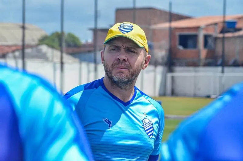 Mozart Santos estava desempregado, após deixar o comando técnico do Cruzeiro, e está de volta ao CSA