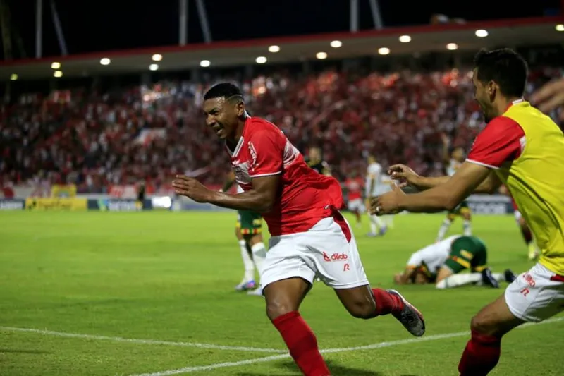 Jovem Emerson Negueba cresceu no ataque do CRB e virou esperança de gols, nesta reta final da Série B