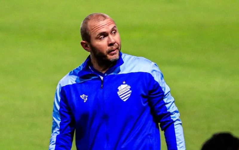 Após números ruins de Ney Franco, CSA se acertou com o jovem treinador Mozart (foto)