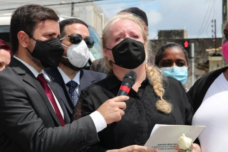 Emocionada, Maricélia Schlemper agradeceu aos estudantes da Faculdade onde concede aulas e a todos os presentes