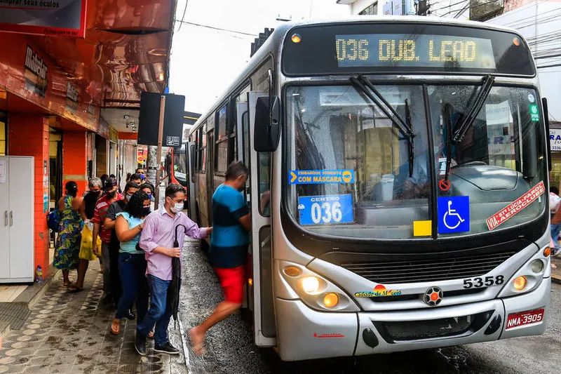 Maceió, 02 de agosto de 2021 
Balanço de passageiros no transporte público de Maceió. Alagoas - Brasil.
Foto:@Ailton Cruz
