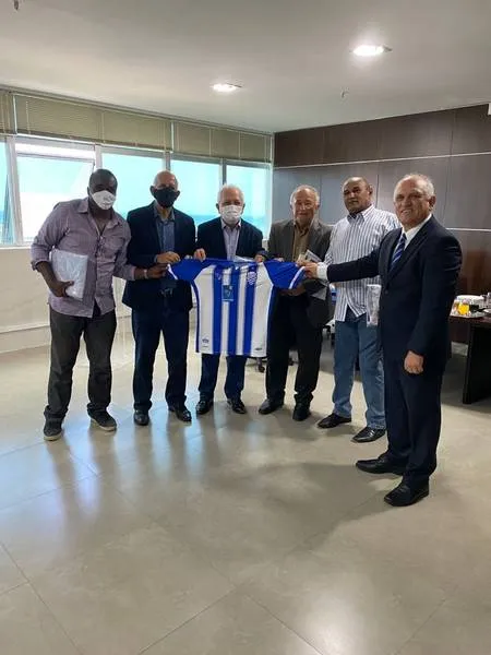Otávio Praxedes (dir) organizou encontro com ex-companheiros de CSA, que jogaram com ele na década de 1970
