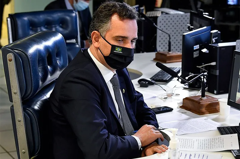 Senador Rodrigo Pacheco decidiu por tentar equilibrar a crise entre os Poderes em Brasília