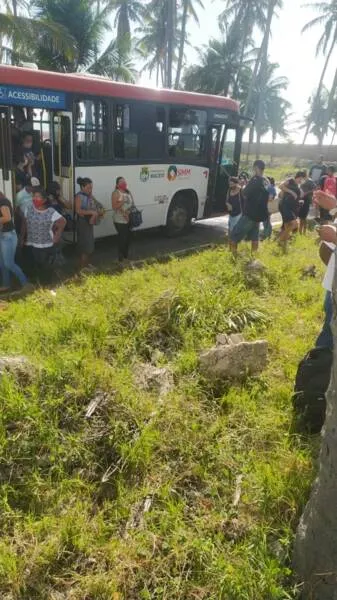 Imagem ilustrativa da imagem PASSAGEIROS FICAM FERIDOS EM ACIDENTE COM ÔNIBUS EM GUAXUMA