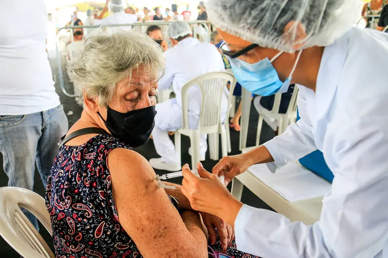 Maceió, 01 de março de 2021
Idosos sendo vacinados acompanhado dos familiares no papódromo localizado na Av. Sen. Rui Palmeira, Vergel do Lago, em Maceió. Alagoas - Brasil.
Foto:@Ailton Cruz