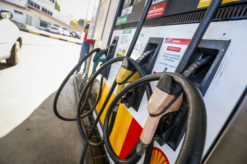 É a primeira vez que o preço do combustível nas refinarias ultrapassa a barreira dos R$ 3
