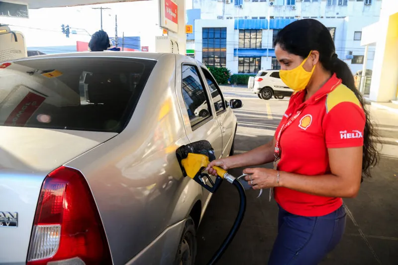 É a primeira redução no preço da gasolina nas distribuidoras desde o dia 12 de junho