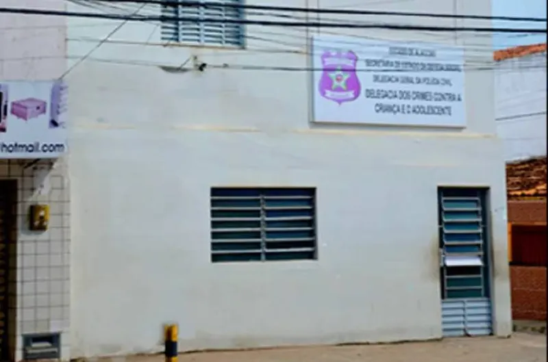 Imagem ilustrativa da imagem POLÍCIA INDICIA CONSELHEIRO TUTELAR POR ASSÉDIO CONTRA AFILHADA DE 15 ANOS
JAMYLLE BEZERRA
REPÓRTER
Um conselheiro tutelar de 43 anos foi indiciado por assédio sexual cometido contra uma adolescente de 15 anos, que seria afilhada dele. O caso aconteceu em Maceió e foi investigado pela delegada Adriana Gusmão, da Delegacia dos Crimes contra Criança e o Adolescente da Capital (DCCCA). O inquérito foi concluído e enviado à Justiça. 
De acordo com as informações policiais, o acusado é conselheiro tu