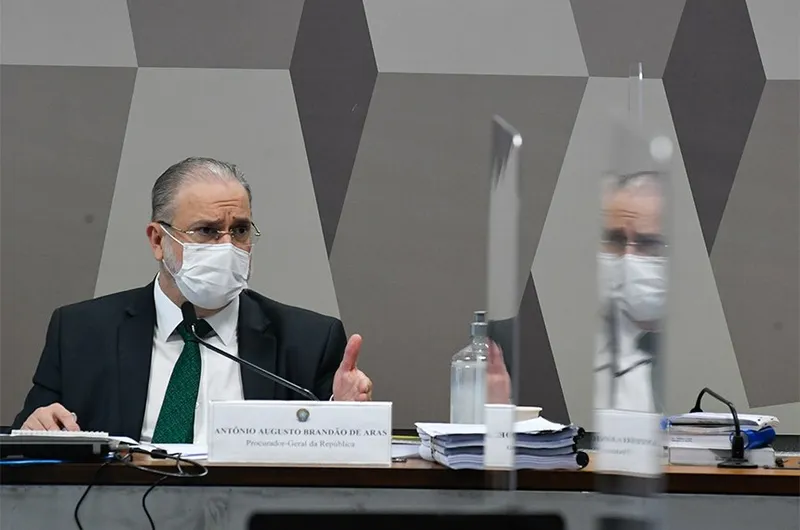 Recondução de Aras acontece em um momento de crise, principalmente por causa dos ataques de Bolsonaro ao STF