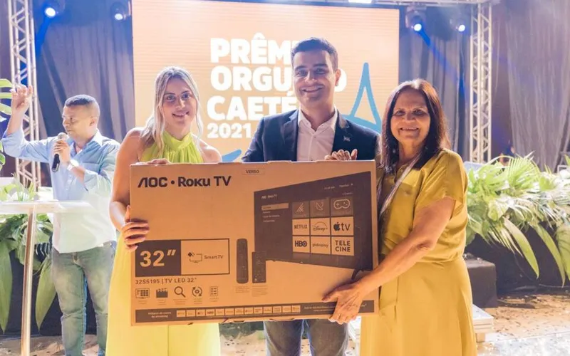 Imagem ilustrativa da imagem PREFEITO ENTREGA PRÊMIO ORGULHO CAETÉ A SERVIDORES QUE ATUAM HÁ MAIS DE 35 ANOS