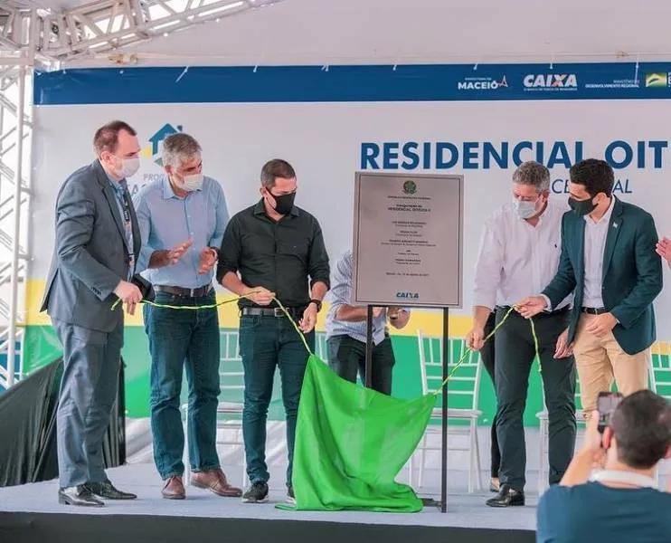 Prefeito JHC e deputado Arthur Lira inauguraram novo residencial juntamente com representantes da Caixa