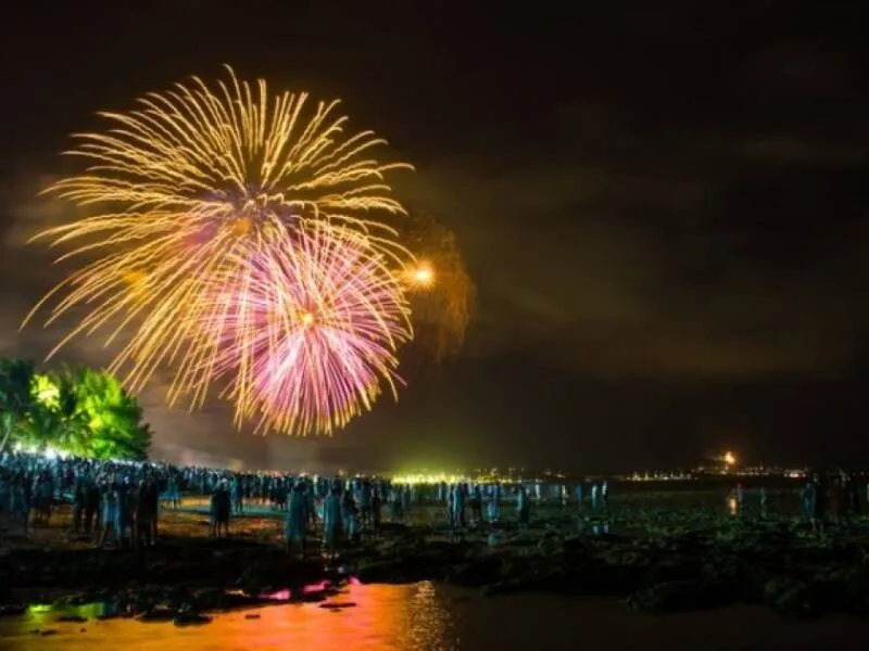 Estão sendo programados sete palcos espalhados pela cidade para a tradicional virada