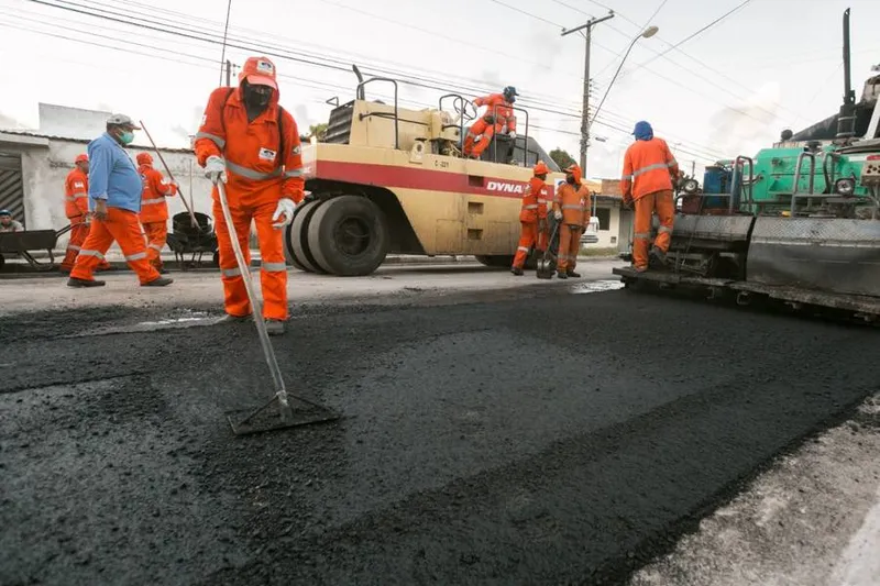 Imagem ilustrativa da imagem PREFEITURA APLICA 60 TONELADAS DE ASFALTO NO BENEDITO BENTES
