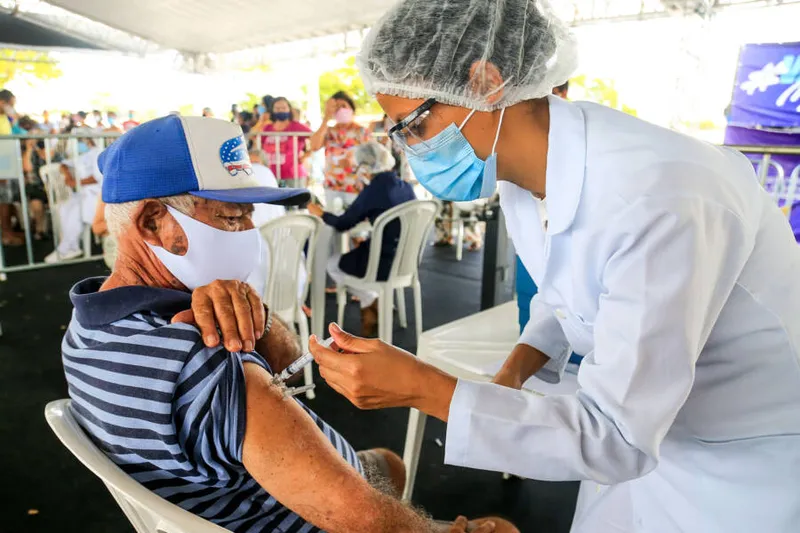 Maceió, 01 de março de 2021
Idosos sendo vacinados acompanhado dos familiares no papódromo localizado na Av. Sen. Rui Palmeira, Vergel do Lago, em Maceió. Alagoas - Brasil.
Foto:@Ailton Cruz
